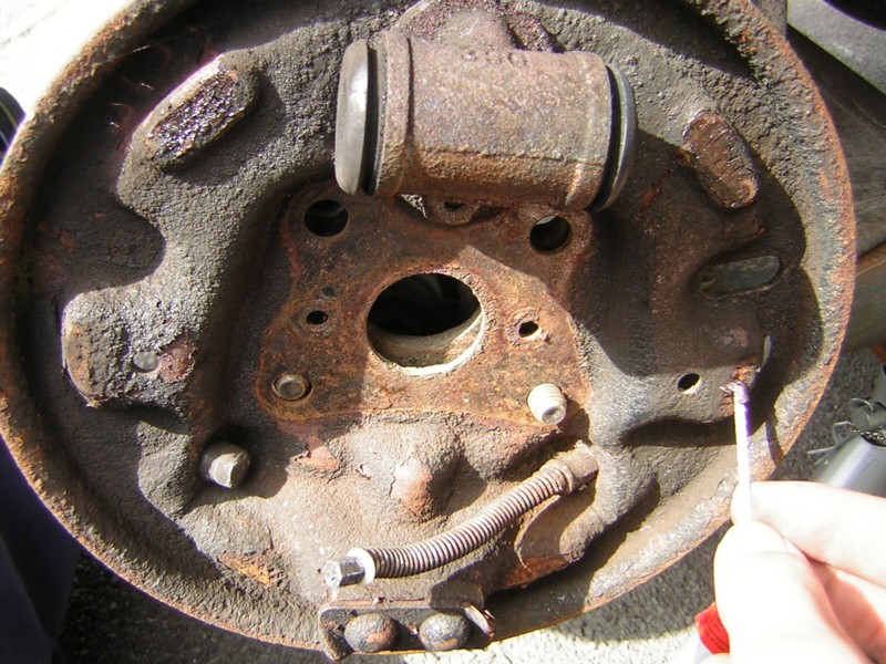 Guide How to renew your rear brake shoes Guides / FAQs Fiesta Forums