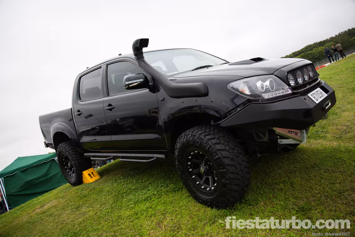 Toyota Hilux Invincible